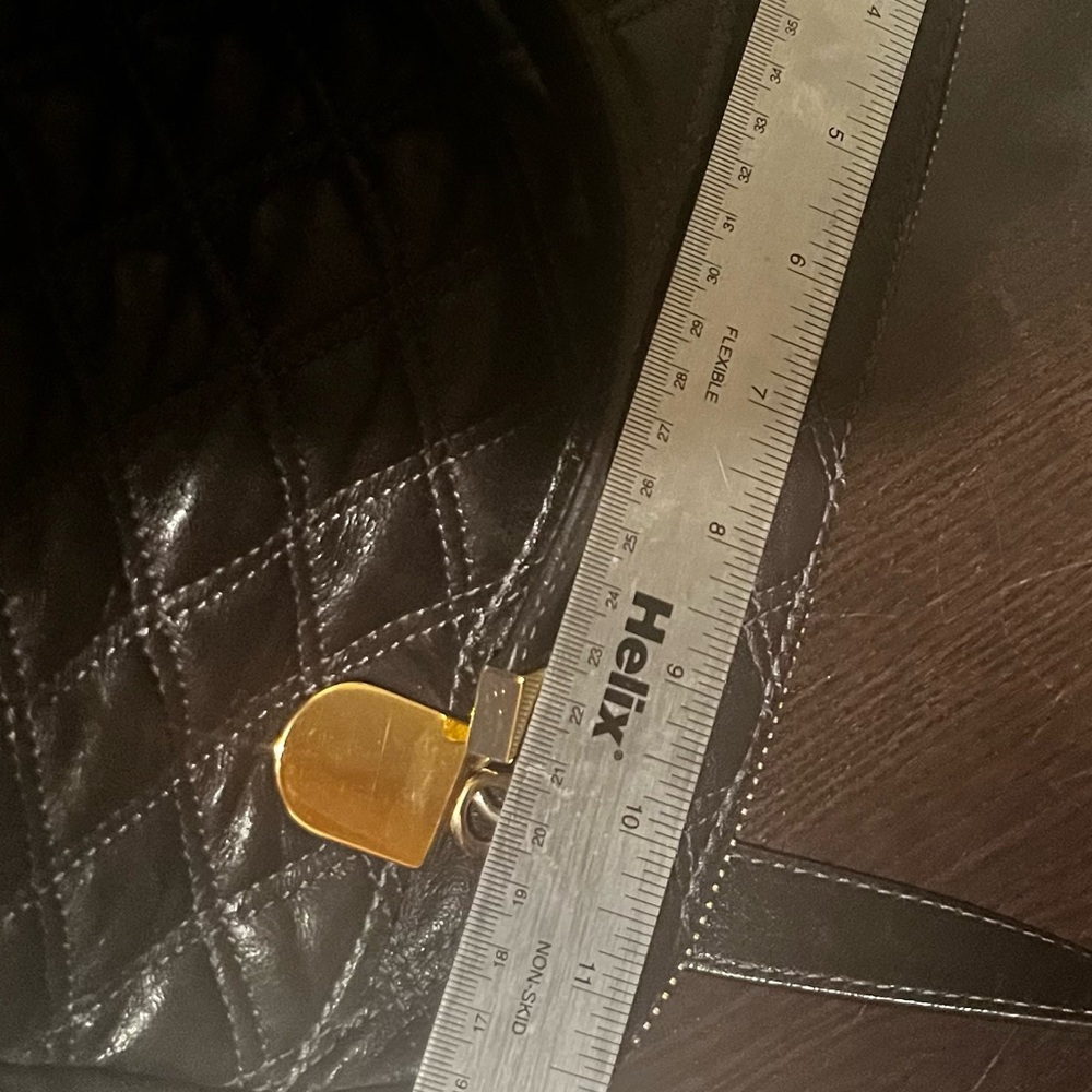 Marc Jacobs quilted black leather handbag in great condition. Gold hardware. - Picture 13 of 14